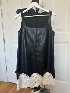 Like new! STELLA MCCARTNEY
Broderie Anglaise-Trim Mini Dress worn once only